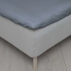 Høie formsydd laken med strikk