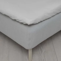 Høie formsydd laken med strikk