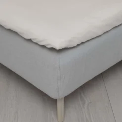 Høie formsydd laken med strikk
