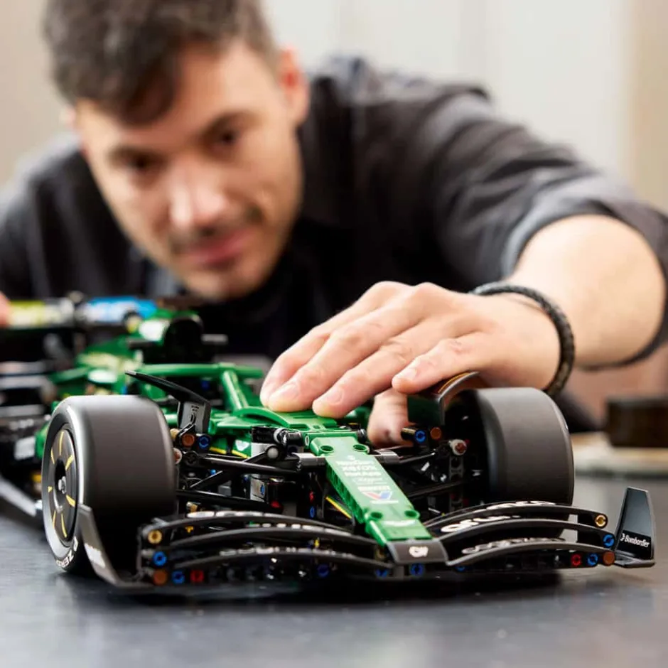 LEGO® Technic Aston Martin Aramco AMR25 F1®-bil 42240