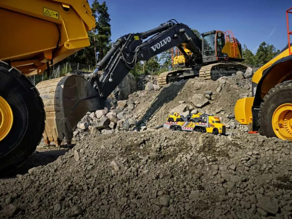 Volvo/Mack Heavy Loader truck